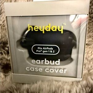 NWT- Heyday Gray Earbud Case Cover